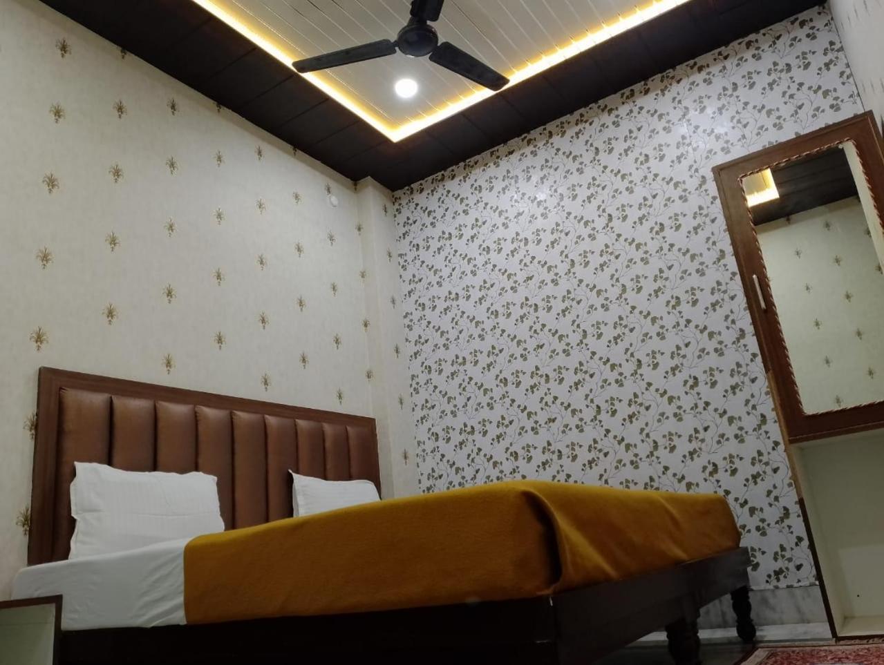 Varuna Palace-Fully Vaccinated Staff พาราณสี ภายนอก รูปภาพ